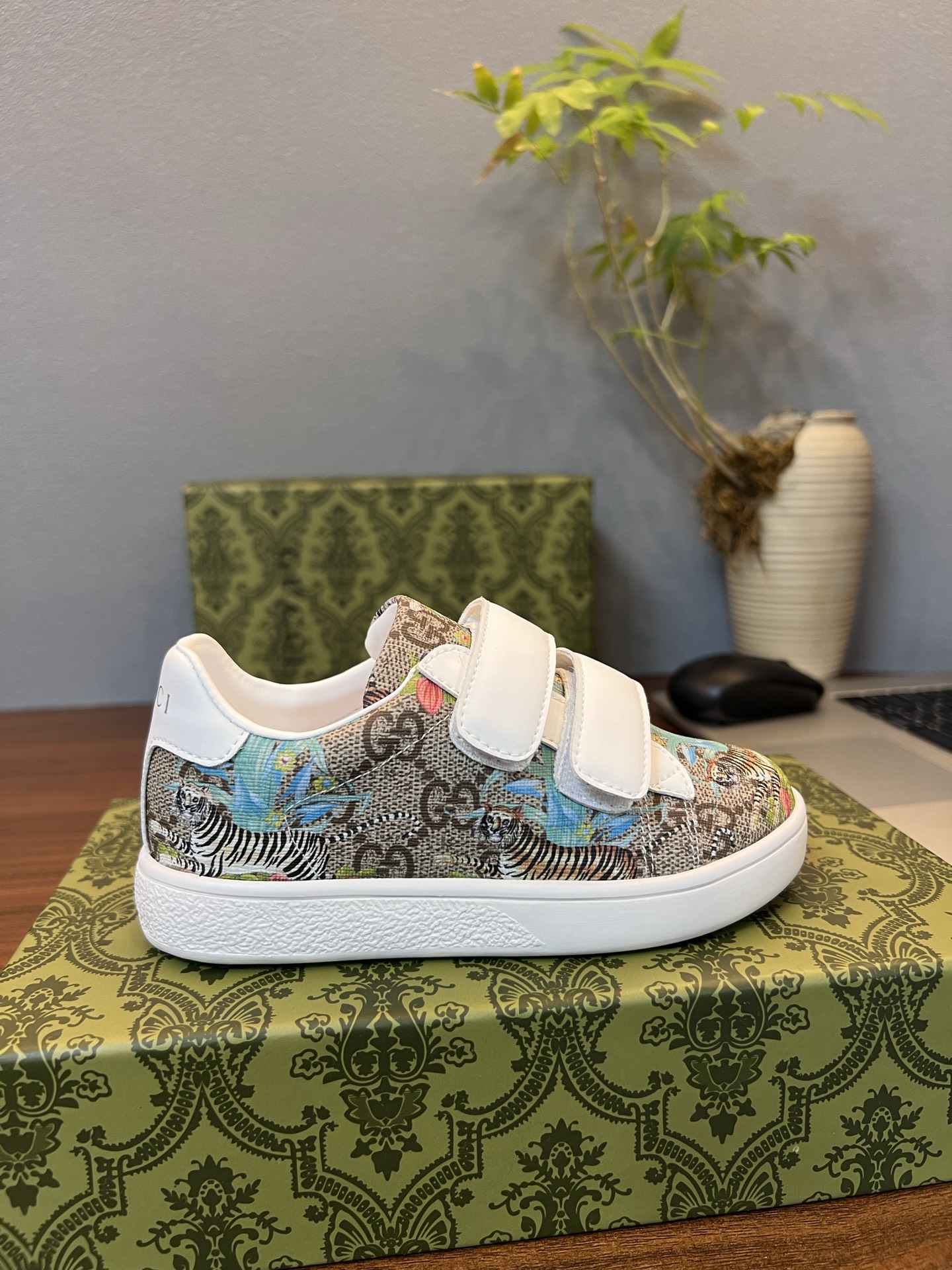 Children's shoes child